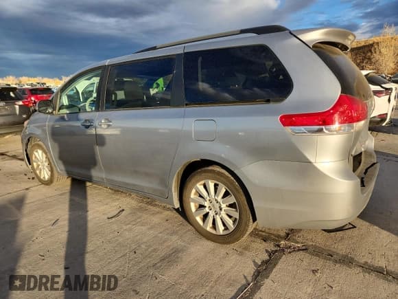 ✅ 2014 Toyota Sienna LE • VIN: 5TDJK3DC2ES092771 • Lot: 91988285. Listed on Copart with 111,257 mi. Free auction sales archive from the USA and detailed vehicle history report at DreamBid. Image 2.