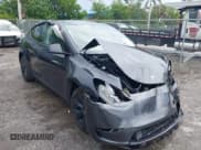 ✅ 2024 Tesla Model Y Long Range • VIN: 7SAYGDEE2RA325578 • Lot: 43287018. Wystawiony na IAAI z przebiegiem 6 864 mil. Bezpłatny archiwum sprzedaży aukcyjnych z USA i szczegółowy raport historii pojazdu na DreamBid. Zdjęcie 1.