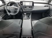 ✅ 2025 Lexus ES 300h • VIN: 58ADA1C17SU063704 • Lot: 81194805. Wystawiony na Copart z przebiegiem 6 487 mil. Bezpłatny archiwum sprzedaży aukcyjnych z USA i szczegółowy raport historii pojazdu na DreamBid. Zdjęcie 8.