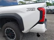 ✅ 2024 Toyota Tacoma SR5 • VIN: 3TYLB5JN0RT011867 • Lot: 43376269. Wystawiony na IAAI z przebiegiem 11 323 mil. Bezpłatny archiwum sprzedaży aukcyjnych z USA i szczegółowy raport historii pojazdu na DreamBid. Zdjęcie 18.