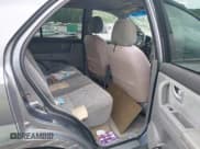 ✅ 2005 Kia Sorento LX • VIN: KNDJD733355490872 • Lot: 42256638. Wystawiony na IAAI z przebiegiem 260 229 mil. Bezpłatny archiwum sprzedaży aukcyjnych z USA i szczegółowy raport historii pojazdu na DreamBid. Zdjęcie 8.