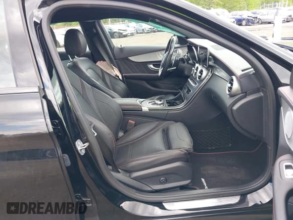 ✅ 2019 Mercedes-Benz C 43 AMG • VIN: 55SWF6EBXKU295133 • Lot: 42220346. Wystawiony na IAAI z przebiegiem 62 586 mil. Bezpłatny archiwum sprzedaży aukcyjnych z USA i szczegółowy raport historii pojazdu na DreamBid. Zdjęcie 5.