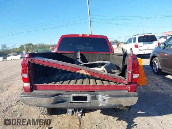 ✅ 2005 Chevrolet Silverado 2500HD LS • VIN: 1GCHK23U35F966564 • Lot: 43402975. Wystawiony na IAAI z przebiegiem 191 257 mil. Bezpłatny archiwum sprzedaży aukcyjnych z USA i szczegółowy raport historii pojazdu na DreamBid. Zdjęcie 16.