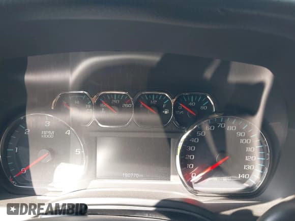 ✅ 2020 Chevrolet Suburban LT • VIN: 1GNSCHKC4LR154126 • Lot: 42983785. Wystawiony na IAAI z przebiegiem 190 770 mil. Bezpłatny archiwum sprzedaży aukcyjnych z USA i szczegółowy raport historii pojazdu na DreamBid. Zdjęcie 7.