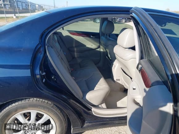 ✅ 2002 Lexus ES 300 • VIN: JTHBF30G420063917 • Lot: 43828102. Wystawiony na IAAI z przebiegiem 108 622 mil. Bezpłatny archiwum sprzedaży aukcyjnych z USA i szczegółowy raport historii pojazdu na DreamBid. Zdjęcie 8.