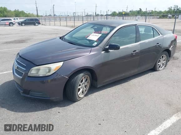 2013 Chevrolet Malibu LS z VIN 1G11A5SA2DF256785, wystawiony jako IAAI lot #42630945 z przebiegiem Nie podano mil oraz . Historia ofert i sprzedaży dostępna na DreamBid. Obrazek 2.