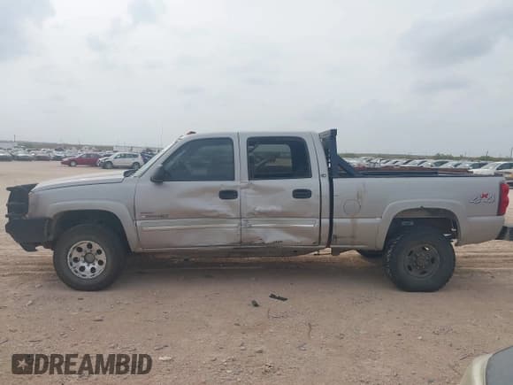 ✅ 2005 Chevrolet Silverado 2500HD LS • VIN: 1GCHK23275F915180 • Lot: 43714299. Wystawiony na IAAI z przebiegiem 135 346 mil. Bezpłatny archiwum sprzedaży aukcyjnych z USA i szczegółowy raport historii pojazdu na DreamBid. Zdjęcie 14.