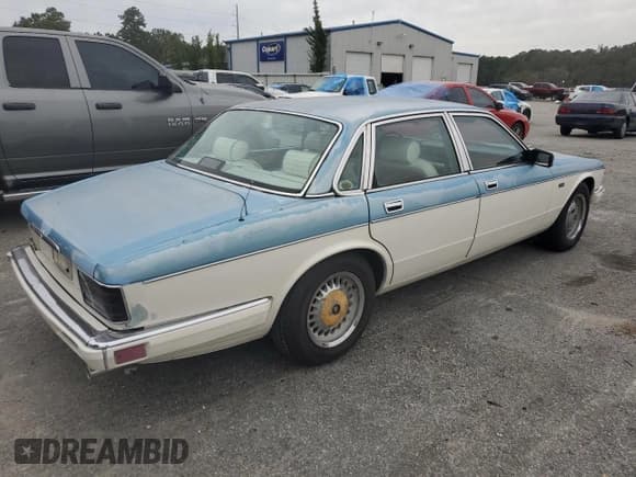 ✅ 1988 Jaguar XJ • VIN: SAJKV1648JC536061 • Lot: 75430264. Wystawiony na Copart z przebiegiem Nie podano. Bezpłatny archiwum sprzedaży aukcyjnych z USA i szczegółowy raport historii pojazdu na DreamBid. Zdjęcie 3.