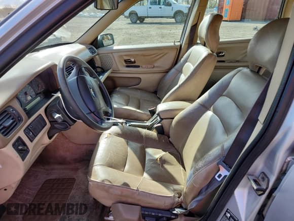 ✅ 1998 Volvo S70 • VIN: YV1LS5587W1489643 • Лот: 92950075. Опубликован ранее на Copart с пробегом Не указан. Бесплатный доступ к архиву аукционных продаж из США и подробный отчёт об истории автомобиля на DreamBid. Изображение 7.