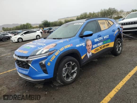 2025 Chevrolet Trax LT z VIN KL77LHEP5SC043418, wystawiony jako Copart lot #81254775 z przebiegiem 13 629 mil mil oraz Szkoda całkowita • Salvage title. Historia ofert i sprzedaży dostępna na DreamBid. Obrazek 1.