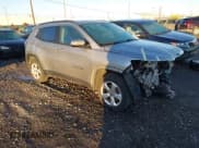 ✅ 2019 Jeep Compass Latitude • VIN: 3C4NJDBB4KT665207 • Lot: 43327405. Wystawiony na IAAI z przebiegiem 90 313 mil. Bezpłatny archiwum sprzedaży aukcyjnych z USA i szczegółowy raport historii pojazdu na DreamBid. Zdjęcie 1.