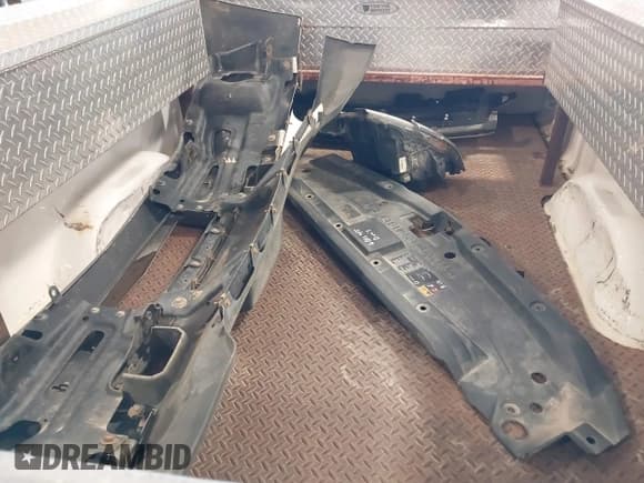 ✅ 2015 Chevrolet Silverado 2500HD Work Truck • VIN: 1GC0CUEG7FZ114814 • Lot: 42158008. Wystawiony na IAAI z przebiegiem 306 861 mil. Bezpłatny archiwum sprzedaży aukcyjnych z USA i szczegółowy raport historii pojazdu na DreamBid. Zdjęcie 12.