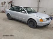 ✅ 2000 Volkswagen Passat • VIN: WVWMA23B9YP361995 • Lot: 43091664. Wystawiony na IAAI z przebiegiem 252 455 mil. Bezpłatny archiwum sprzedaży aukcyjnych z USA i szczegółowy raport historii pojazdu na DreamBid. Zdjęcie 1.