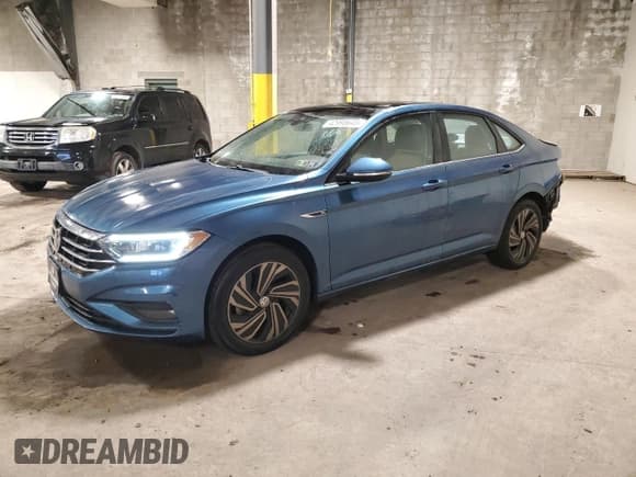 ✅ 2019 Volkswagen Jetta SEL Premium • VIN: 3VWGB7BU3KM204192 • Лот: 42998645. Опубликован ранее на Copart с пробегом 25 621 миль. Бесплатный доступ к архиву аукционных продаж из США и подробный отчёт об истории автомобиля на DreamBid. Изображение 1.