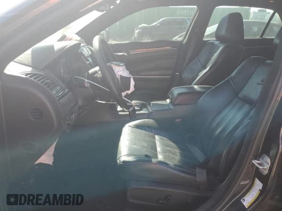 ✅ 2019 Chrysler 300 S • VIN: 2C3CCABG3KH559503 • Лот: 82341315. Опубликован ранее на Copart с пробегом 139 687 миль. Бесплатный доступ к архиву аукционных продаж из США и подробный отчёт об истории автомобиля на DreamBid. Изображение 7.