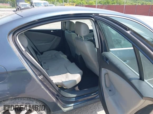 ✅ 2006 Volkswagen Passat Value Edition • VIN: WVWAK73C46P024685 • Lot: 42306118. Listed on IAAI with 160,844 mi. Free auction sales archive from the USA and detailed vehicle history report at DreamBid. Image 8.