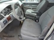 ✅ 2010 Chrysler Town & Country LX • VIN: 2A4RR2D12AR374610 • Lot: 59802655. Wystawiony na Copart z przebiegiem 119 079 mil. Bezpłatny archiwum sprzedaży aukcyjnych z USA i szczegółowy raport historii pojazdu na DreamBid. Zdjęcie 7.