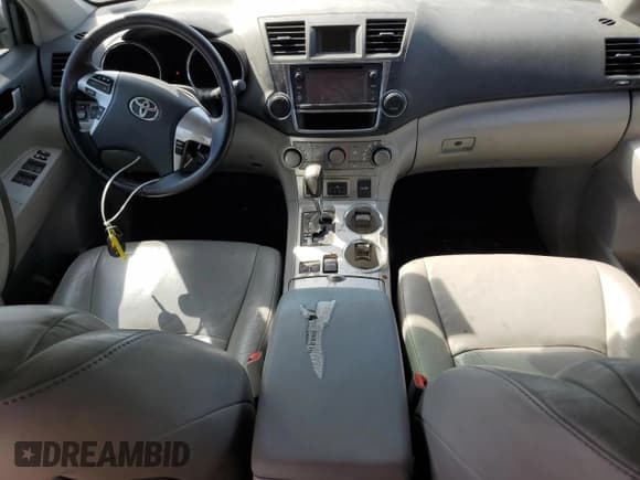 ✅ 2013 Toyota Highlander SE • VIN: 5TDZK3EH7DS129289 • Лот: 81908915. Опубликован ранее на Copart с пробегом 195 799 миль. Бесплатный доступ к архиву аукционных продаж из США и подробный отчёт об истории автомобиля на DreamBid. Изображение 8.