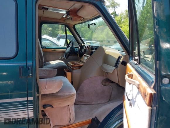 ✅ 1995 Chevrolet Chevy Van • VIN: 1GBEG25K5SF120517 • Lot: 42469924. Wystawiony na IAAI z przebiegiem 99 761 mil. Bezpłatny archiwum sprzedaży aukcyjnych z USA i szczegółowy raport historii pojazdu na DreamBid. Zdjęcie 5.