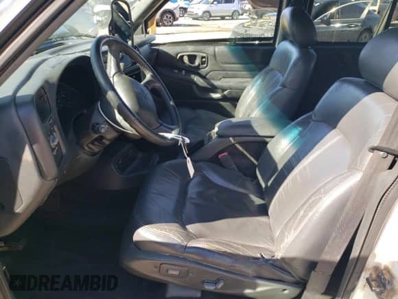 2001 Chevrolet Blazer LT z VIN 1GNDT13W812168142, wystawiony jako Copart lot #76093764 z przebiegiem 187 845 mil mil oraz Nie do naprawy • Non repairable. Historia ofert i sprzedaży dostępna na DreamBid. Obrazek 7.