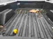 2002 Chevrolet Silverado 1500 z VIN 1GCEC14W12Z185739, wystawiony jako Copart lot #71419234 z przebiegiem 131 034 mil mil oraz Czysty tytuł • Clean title. Historia ofert i sprzedaży dostępna na DreamBid. Obrazek 10.