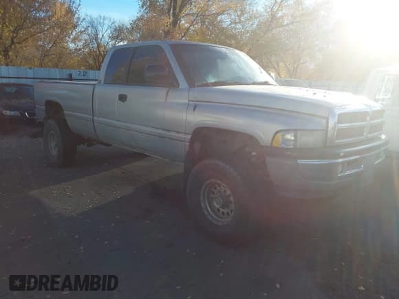 ✅ 2000 Dodge 2500 • VIN: 1B7KF23W7YJ142869 • Lot: 43682072. Wystawiony na IAAI z przebiegiem 195 506 mil. Bezpłatny archiwum sprzedaży aukcyjnych z USA i szczegółowy raport historii pojazdu na DreamBid. Zdjęcie 1.