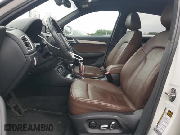 ✅ 2018 Audi Q3 Premium • VIN: WA1ECCFSXJR029780 • Lot: 92663745. Wystawiony na Copart z przebiegiem 139 158 mil. Bezpłatny archiwum sprzedaży aukcyjnych z USA i szczegółowy raport historii pojazdu na DreamBid. Zdjęcie 7.