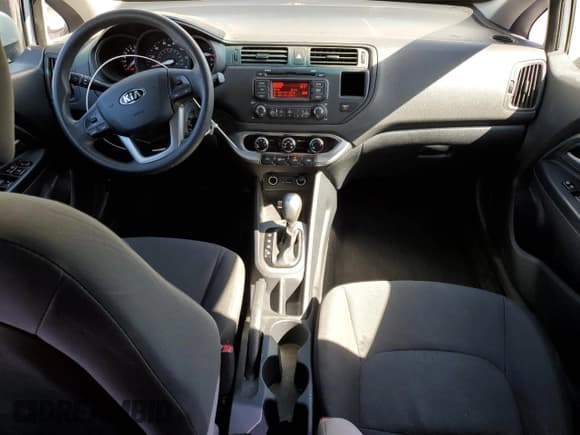 ✅ 2015 Kia Rio LX • VIN: KNADM5A34F6459143 • Lot: 86882935. Wystawiony na Copart z przebiegiem 171 590 mil. Bezpłatny archiwum sprzedaży aukcyjnych z USA i szczegółowy raport historii pojazdu na DreamBid. Zdjęcie 8.