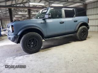 ✅ 2025 Ford Bronco Outer Banks • VIN: 1FMEE8BP7SLA88249 • Лот: 85953625. Опубликован ранее на Copart с пробегом 5 205 миль. Бесплатный доступ к архиву аукционных продаж из США и подробный отчёт об истории автомобиля на DreamBid. Изображение 1.