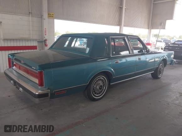 ✅ 1983 Lincoln Town Car • VIN: 1LNBP96F1DY689182 • Lot: 42816639. Listed on IAAI with 45,540 mi. Free auction sales archive from the USA and detailed vehicle history report at DreamBid. Image 4.