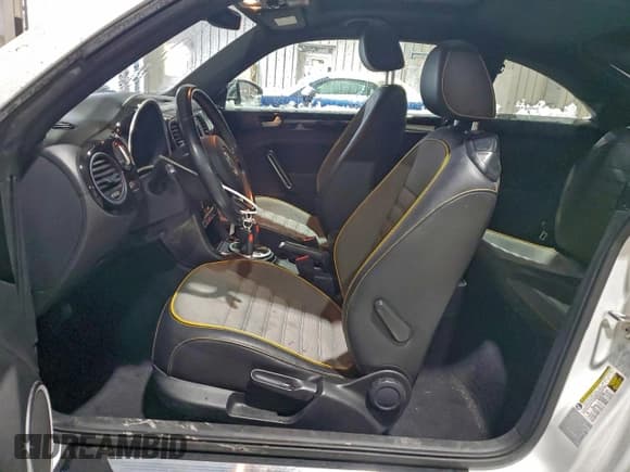 ✅ 2018 Volkswagen Beetle Dune • VIN: 3VWSD7AT0JM714804 • Lot: 94648615. Wystawiony na Copart z przebiegiem 120 630 mil. Bezpłatny archiwum sprzedaży aukcyjnych z USA i szczegółowy raport historii pojazdu na DreamBid. Zdjęcie 7.