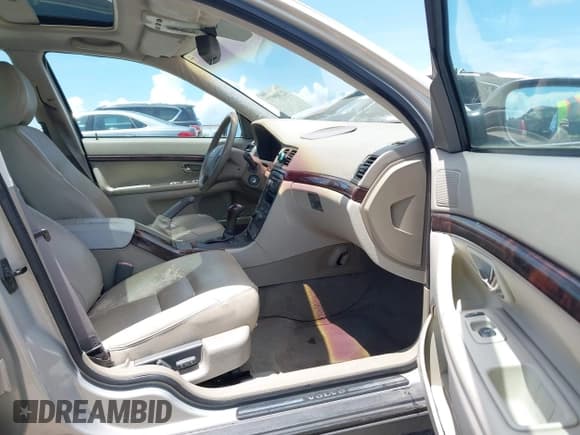 ✅ 2000 Volvo S80 • VIN: YV1TS94D3Y1122490 • Lot: 42709977. Listed on IAAI with 129,347 mi. Free auction sales archive from the USA and detailed vehicle history report at DreamBid. Image 5.