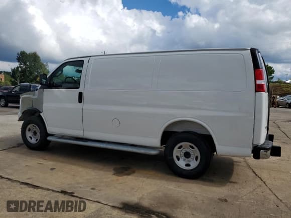 ✅ 2025 Chevrolet Express Cargo • VIN: 1GCWGAFP0S1160635 • Lot: 68687355. Wystawiony na Copart z przebiegiem Nie podano. Bezpłatny archiwum sprzedaży aukcyjnych z USA i szczegółowy raport historii pojazdu na DreamBid. Zdjęcie 2.