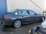 ✅ 2024 BMW 5 Series 530i xDrive • VIN: WBA53FJ00RCR03739 • Лот: 79415564. Опубликован ранее на Copart с пробегом 9 386 миль. Бесплатный доступ к архиву аукционных продаж из США и подробный отчёт об истории автомобиля на DreamBid. Изображение 3.