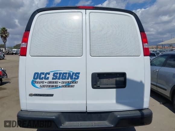 ✅ 2022 Chevrolet Express Cargo • VIN: 1GCWGAFPXN1269561 • Lot: 40347840. Wystawiony na IAAI z przebiegiem 43 743 mil. Bezpłatny archiwum sprzedaży aukcyjnych z USA i szczegółowy raport historii pojazdu na DreamBid. Zdjęcie 17.