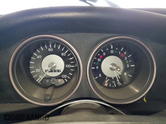 ✅ 1973 Volkswagen Karmann Ghia • VIN: 1432621500 • Лот: 79897094. Опубликован ранее на Copart с пробегом 21 352 миль. Бесплатный доступ к архиву аукционных продаж из США и подробный отчёт об истории автомобиля на DreamBid. Изображение 9.