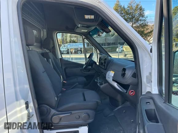 ✅ 2021 Mercedes-Benz Sprinter • VIN: W1Y4DBHYXMT046916 • Lot: 83578274. Wystawiony na Copart z przebiegiem 165 659 mil. Bezpłatny archiwum sprzedaży aukcyjnych z USA i szczegółowy raport historii pojazdu na DreamBid. Zdjęcie 8.