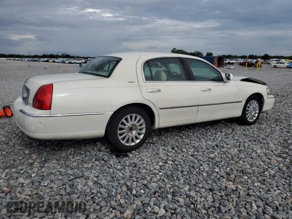 ✅ 2003 Lincoln Town Car Executive • VIN: 1LNHM81W93Y686887 • Lot: 70185335. Listed on Copart with 277,836 mi. Free auction sales archive from the USA and detailed vehicle history report at DreamBid. Image 3.