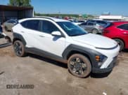 ✅ 2024 Hyundai Kona SEL • VIN: KM8HBCAB7RU114965 • Лот: 43230426. Опубликован ранее на IAAI с пробегом 42 024 миль. Бесплатный доступ к архиву аукционных продаж из США и подробный отчёт об истории автомобиля на DreamBid. Изображение 1.