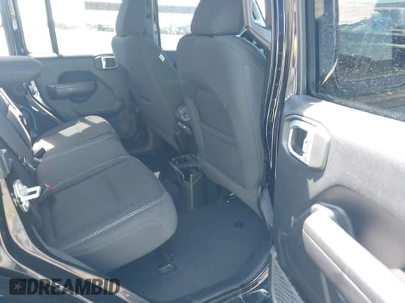 ✅ 2021 Jeep Wrangler Unlimited Sport S • VIN: 1C4HJXDG4MW581070 • Lot: 42178964. Wystawiony na IAAI z przebiegiem 40 001 mil. Bezpłatny archiwum sprzedaży aukcyjnych z USA i szczegółowy raport historii pojazdu na DreamBid. Zdjęcie 8.