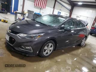 2017 Chevrolet Cruze LT z VIN 1G1BE5SM0H7150046, wystawiony jako Copart lot #87001135 z przebiegiem 135 015 mil mil oraz Szkoda całkowita • Salvage title. Historia ofert i sprzedaży dostępna na DreamBid. Obrazek 1.