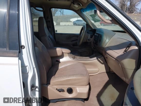 ✅ 1998 Ford Expedition XLT • VIN: 1FMPU18L6WLA67373 • Lot: 41786793. Wystawiony na IAAI z przebiegiem 170 949 mil. Bezpłatny archiwum sprzedaży aukcyjnych z USA i szczegółowy raport historii pojazdu na DreamBid. Zdjęcie 5.
