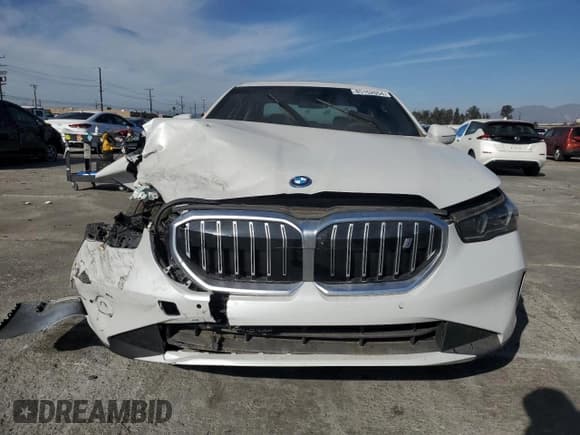 ✅ 2024 BMW i5 eDrive40 • VIN: WBY33FK09RCR63560 • Лот: 85152054. Опубликован ранее на Copart с пробегом 2 973 миль. Бесплатный доступ к архиву аукционных продаж из США и подробный отчёт об истории автомобиля на DreamBid. Изображение 5.