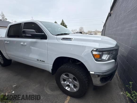 2022 Ram 1500 Big Horn z VIN 1C6SRFFT4NN464963, wystawiony jako Copart lot #51288425 z przebiegiem 30 517 mil mil oraz Nie do naprawy • Non repairable. Historia ofert i sprzedaży dostępna na DreamBid. Obrazek 1.