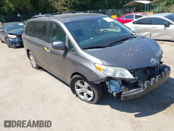✅ 2016 Toyota Sienna LE AAS • VIN: 5TDKK3DC5GS707921 • Лот: 43116737. Опубликован ранее на IAAI с пробегом 131 515 миль. Бесплатный доступ к архиву аукционных продаж из США и подробный отчёт об истории автомобиля на DreamBid. Изображение 1.