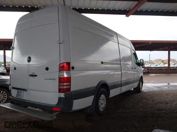 ✅ 2015 Mercedes-Benz Sprinter Cargo EXT • VIN: WD3PE8DBXFP136415 • Lot: 43326501. Wystawiony na IAAI z przebiegiem 245 622 mil. Bezpłatny archiwum sprzedaży aukcyjnych z USA i szczegółowy raport historii pojazdu na DreamBid. Zdjęcie 4.