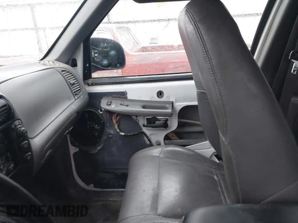 ✅ 2000 Ford Explorer XLT • VIN: 1FMZU73E4YZC33426 • Лот: 43856960. Опубликован ранее на IAAI с пробегом 189 289 миль. Бесплатный доступ к архиву аукционных продаж из США и подробный отчёт об истории автомобиля на DreamBid. Изображение 14.