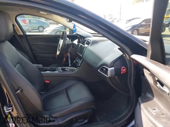 ✅ 2017 Jaguar XE • VIN: SAJAD4BN6HA975912 • Lot: 43631930. Listed on IAAI with 77,591 mi. Free auction sales archive from the USA and detailed vehicle history report at DreamBid. Image 5.