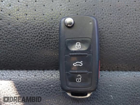 ✅ 2017 Volkswagen Tiguan S • VIN: WVGAV7AX9HK027199 • Lot: 43721533. Wystawiony na IAAI z przebiegiem 65 638 mil. Bezpłatny archiwum sprzedaży aukcyjnych z USA i szczegółowy raport historii pojazdu na DreamBid. Zdjęcie 11.