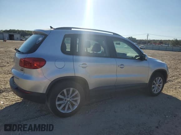 ✅ 2017 Volkswagen Tiguan S • VIN: WVGBV7AX8HK054544 • Lot: 85679905. Wystawiony na Copart z przebiegiem 130 027 mil. Bezpłatny archiwum sprzedaży aukcyjnych z USA i szczegółowy raport historii pojazdu na DreamBid. Zdjęcie 3.